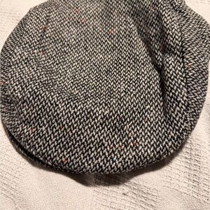 Stylish Gray Tweed Flat Cap